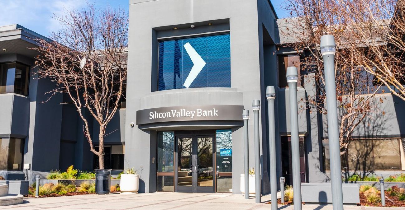 Σε αναγκαστική διαχείριση η Silicon Valley Bank - Εκταμιεύουν τα λεφτά τους οι πελάτες - Καταρρέουν οι μετοχές τραπεζών διεθνώς