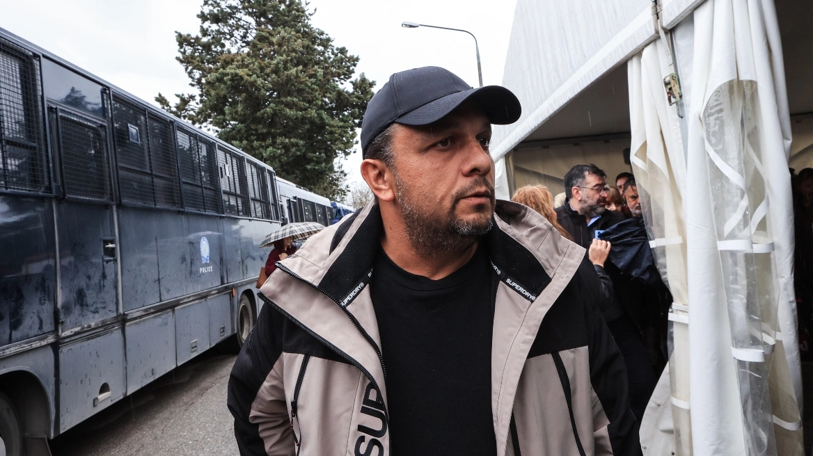 Δίκη για τα Τέμπη: Απομακρύνθηκε ο Ρούτσι μετά από λιποθυμικό επεισόδιο, πήρε εξιτήριο από το νοσοκομείο