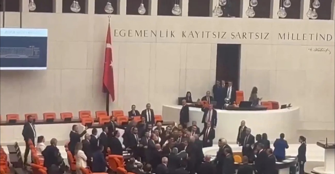 Χαμός στη Βουλή της Τουρκίας: Έπεσε ξύλο μεταξύ βουλευτών του Ερντογάν και του κουρδικού κόμματος – Βίντεο