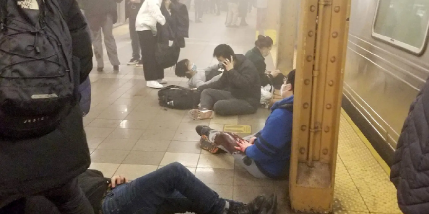 Σκηνές τρόμου: Εκρήξεις και πυροβολισμοί σε σταθμό του μετρό στη Νέα Υόρκη - Τουλάχιστον 13 τραυματίες 