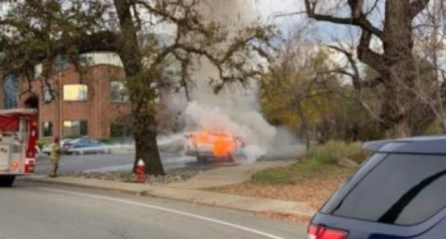 Απίστευτο: Έβαλε φωτιά στο αυτοκίνητο του γιατί έμεινε από καύσιμα- Έξαλλος ο 39χρονος