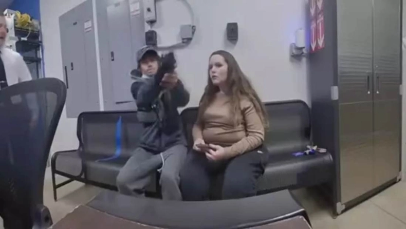 Βίντεο για γερά νεύρα: Σήκωσε όπλο σε αστυνομικό μέσα σε σούπερ μάρκετ