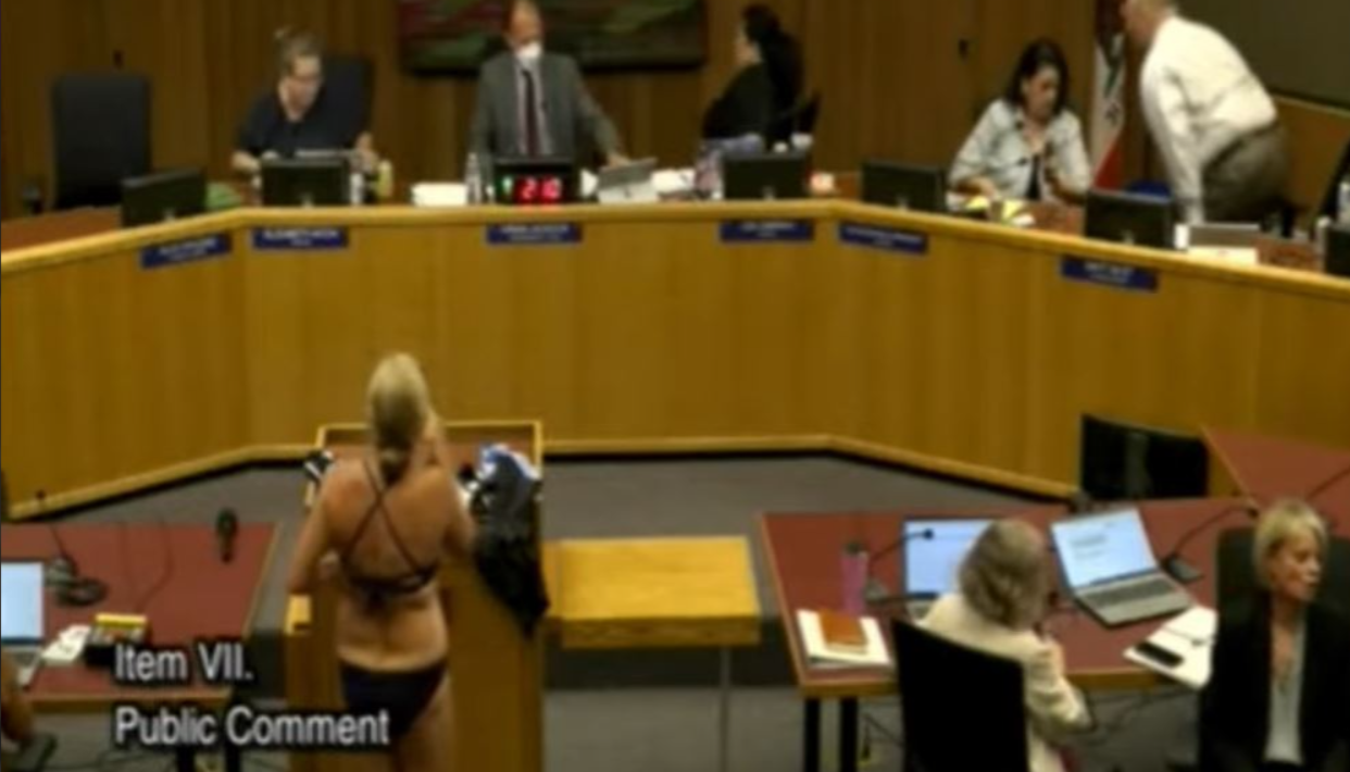 VIDEO: Μητέρα έμεινε με το μαγιό της σε συνεδρίαση σχολικού συμβουλίου ως… επιχείρημα