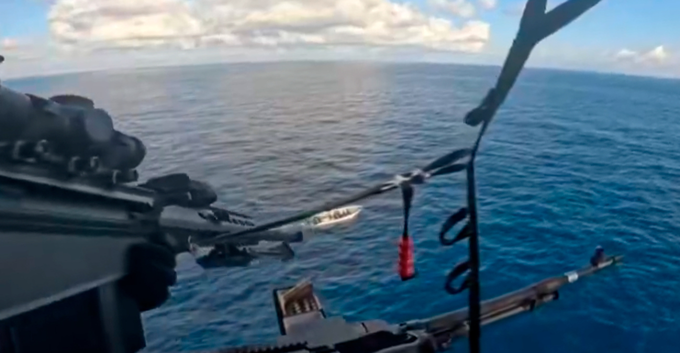 Video: Σκοπευτής της Ακτοφυλακής των ΗΠΑ πυροβολεί με φοβερή ακρίβεια ταχύπλοο με κοκαΐνη στον Ειρηνικό 