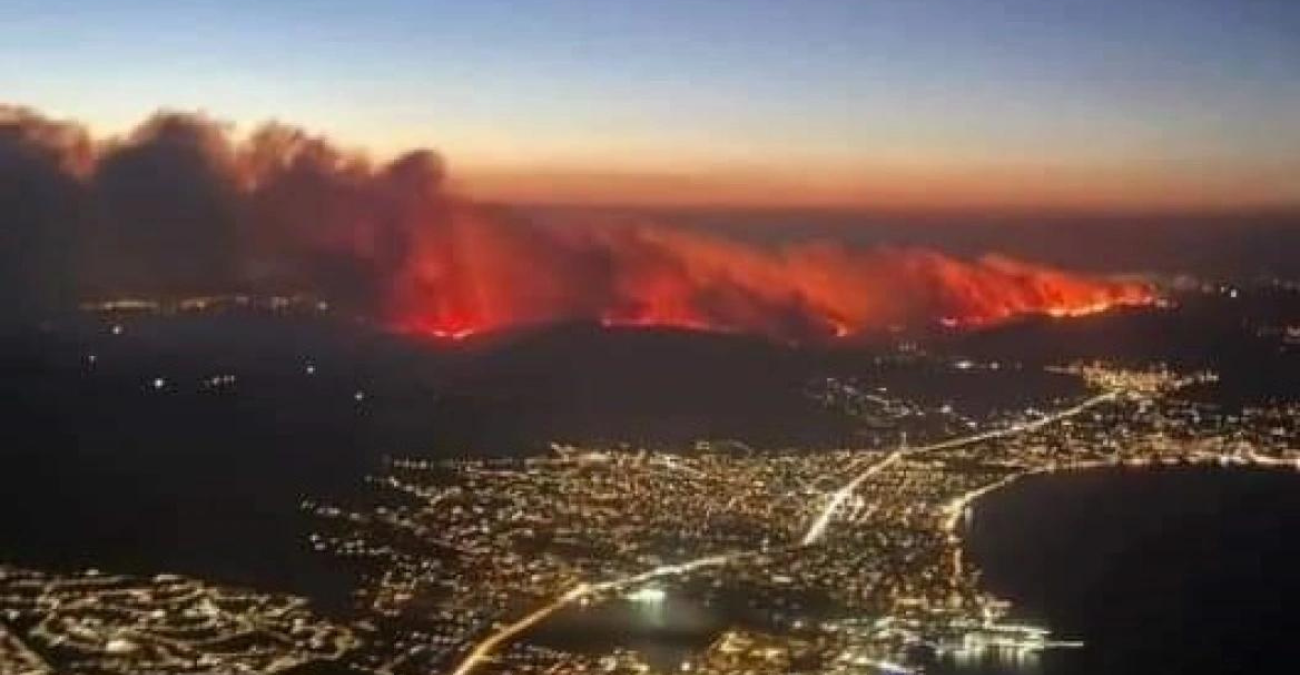 Φωτιά στην Ελλάδα: Τεράστιο το μέτωπο - Δείτε φωτογραφίες από αεροπλάνο