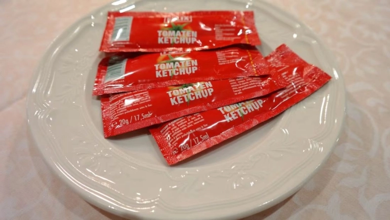 Αντίο, αγαπημένα μου φακελάκια κέτσαπ: Γιατί «εξαφανίζονται» από μπαρ και εστιατόρια