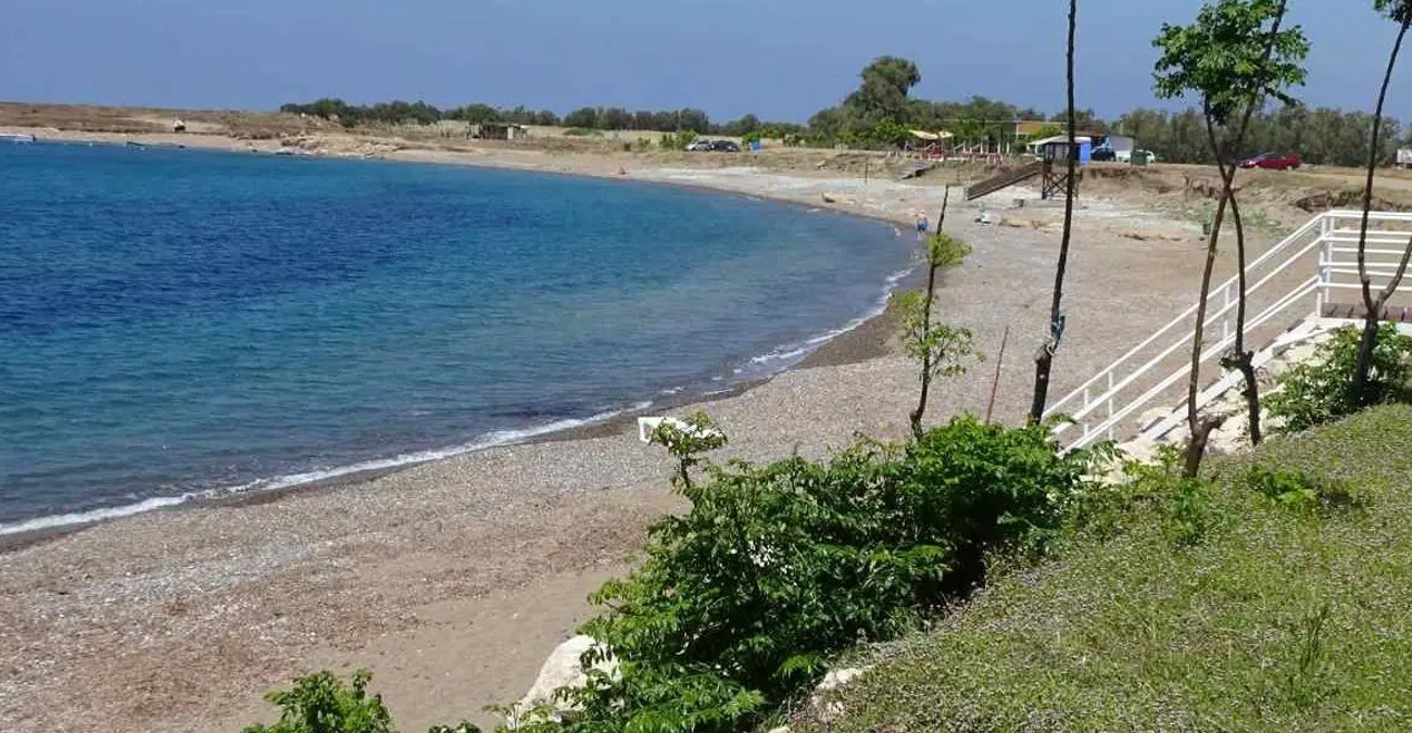 Απομάκρυναν τροχόσπιτα από παραλία της Πάφου - Είχαν τοποθετηθεί μόνιμα στη ζώνη προστασίας της