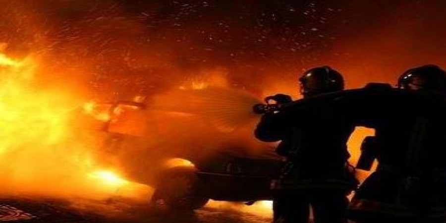 ΛΕΥΚΩΣΙΑ: Όχημα τυλίχθηκε στις φλόγες – Επηρεάζει πολυκατοικία