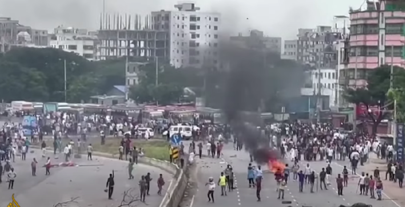 Χάος σε συγκρούσεις αστυνομικών με διαδηλωτές στο Μπαγκλαντές - Δεκάδες τραυματίες, πάνω από 90 συλλήψεις - Βίντεο 