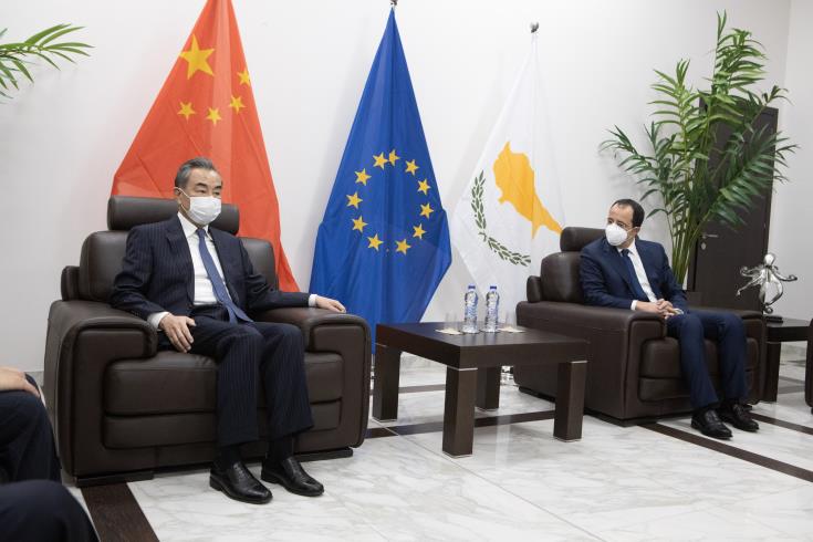 Κυπριακό και διμερείς σχέσεις συζητήθηκαν σε συνάντηση των ΥΠΕΞ Κύπρου-Κίνας