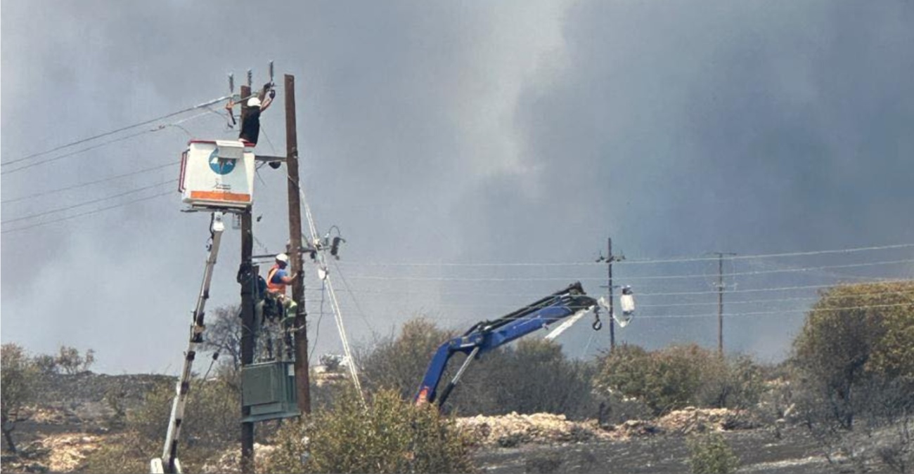 Αγώνας δρόμου για την αποκατάσταση ρεύματος στις πυρόπληκτες περιοχές - Πάσσαλο τον πάσσαλο ξαναχτίζουν τη σύνδεση