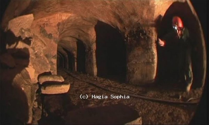 Τι κρύβεται στα υπόγεια τούνελ κάτω από την Αγία Σοφία στην Κωνσταντινούπολη; Οι θρύλοι για τον φυλακισμένο σατανά, τον ανθρώπινο σκελετό, τις αλυσίδες και άλλα ευρήματα