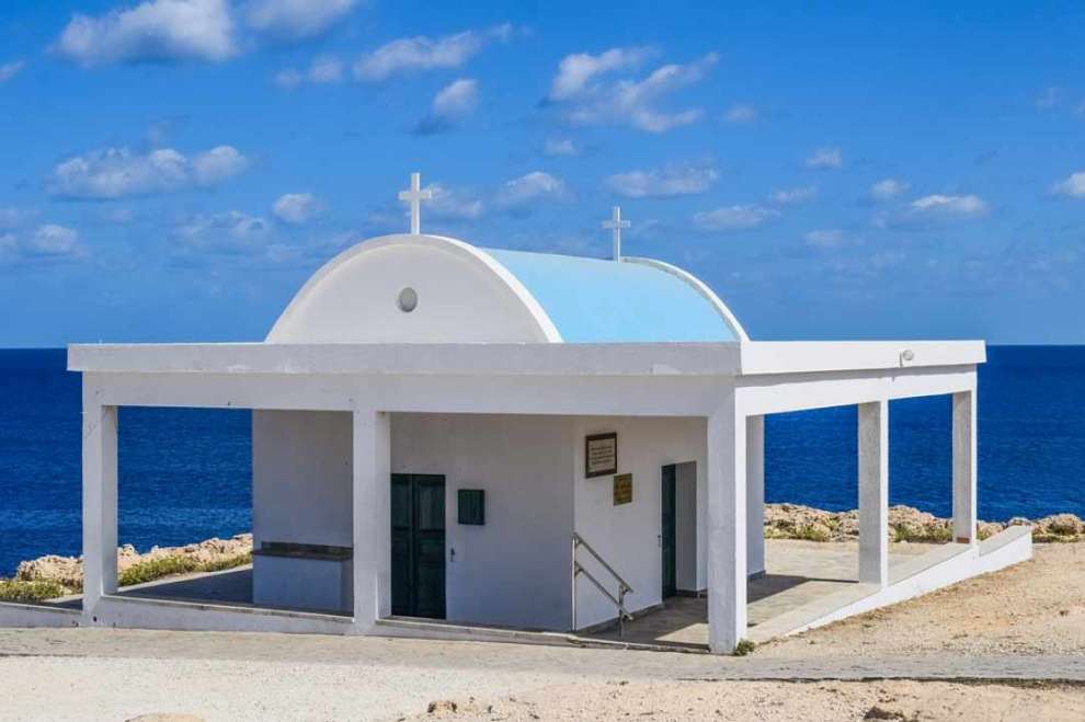 Αγία Νάπα: Πήγαν στη βάπτιση, γύρισαν και ήταν τα χρήματα τους άφαντα - Άνοιξαν κλειδωμένα αυτοκίνητα έξω από εκκλησία