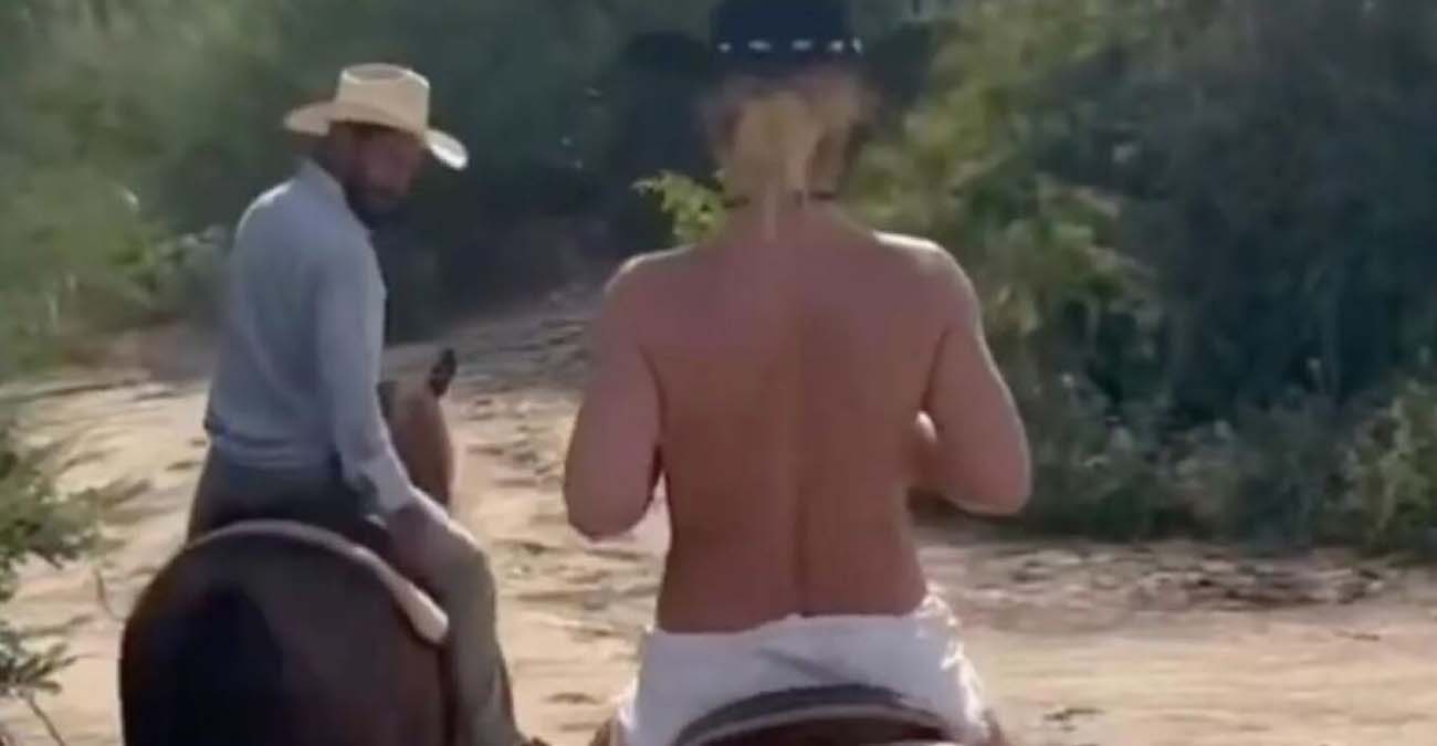 Μπρίτνεϊ Σπίαρς: Έκανε βόλτα topless πάνω σε άλογο και χόρεψε ξέφρενα -Δείτε βίντεο 