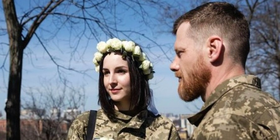 Ουκρανία: Τίποτα δεν σταματά την αγάπη - Ένας γάμος χωρίς νυφικό και με καλεσμένους όπλα κοντά στο πεδίο μάχης