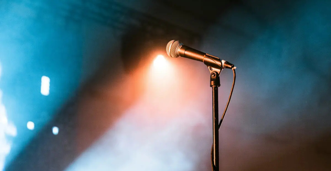 Ποιος είναι ο τραγουδιστής που τον κατηγορούν για σεξουαλικές κακοποίηση – Το προφίλ του