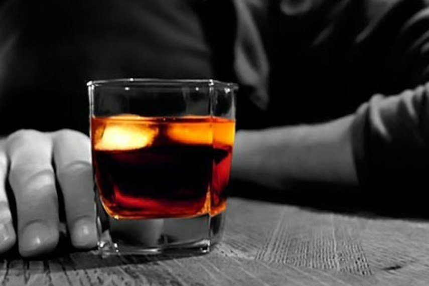 Ξεκληρίστηκε πόλη στην Ινδία από νοθευμένο αλκοόλ – Τουλάχιστον 69 οι νεκροί 