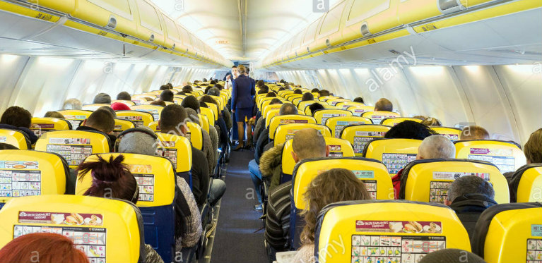 «Καμπάνα» από δικαστήριο στη Ryanair για τις επιπλέον χρεώσεις στις χειραποσκευές- Θα επιστρέψει χρήματα