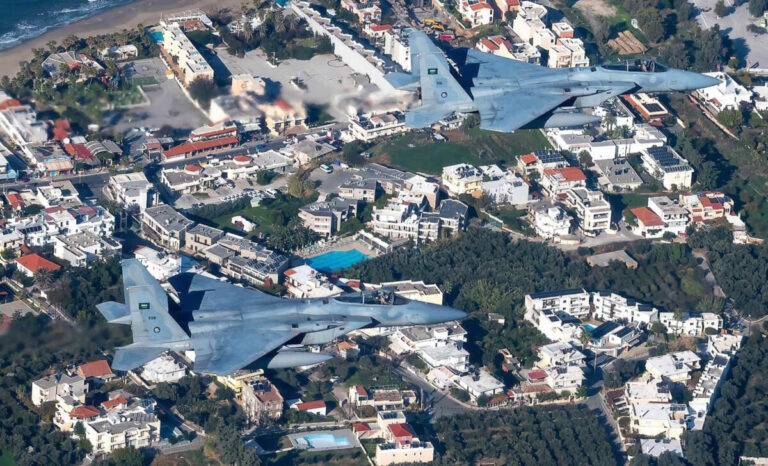 Χειροπέδες σε Αζέρο και στην Κρήτη: Πιάστηκε να φωτογραφίζει τις αεροναυτικές βάσεις στη Σούδα