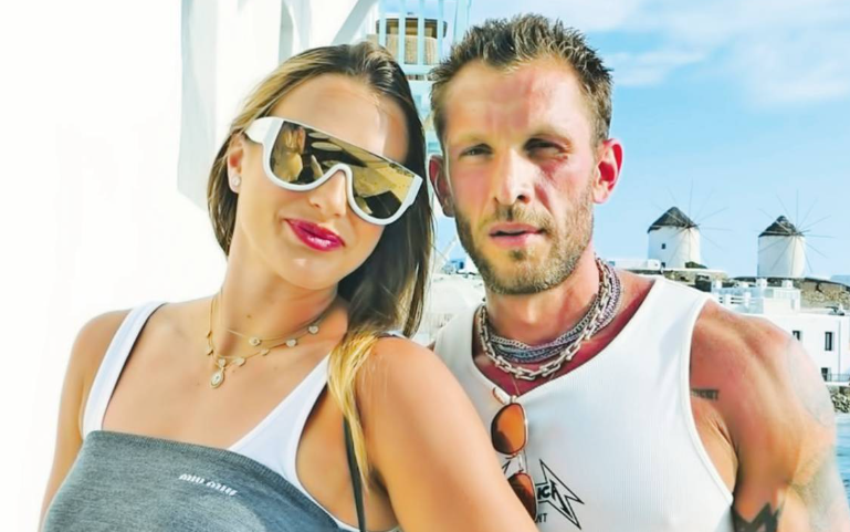 VIDEO: Ο Έλληνας σύντροφoς της Σαμπαλένκα υπέκυψε στις... πιέσεις και της έκανε πρόταση γάμου