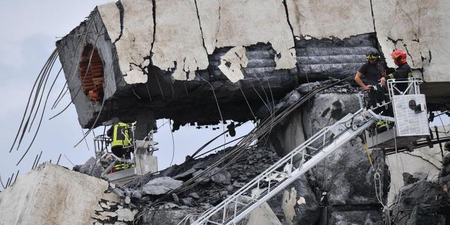 Αναζητούν επιζώντες στα συντρίμμια της γέφυρας που κατέρρευσε στη Γένοβα οι διασώστες