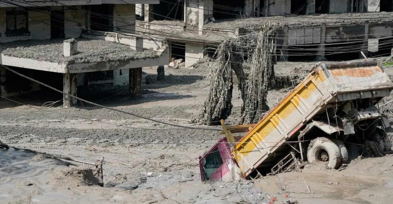 Μάχη με το χρόνο δίνουν οι διασώστες στο Νεπάλ - 165 οι νεκροί, στους 1.500 οι αγνοούμενοι