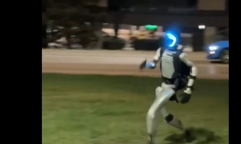 Το είδαμε κι αυτό: Ανθρωποειδές ρομπότ κυνηγάει και διώχνει αγριογούρουνα - Το απίστευτο βίντεο