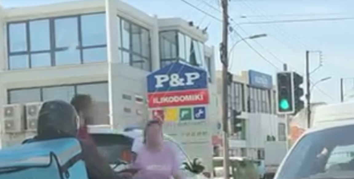 VIDEO: Χάος  σε δρόμο στη Λεμεσό - Βγήκαν από τα αυτοκίνητα  και πιάστηκαν στα… χέρια