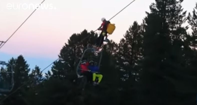 150 σκιέρ εγκλωβίστηκαν σε λιφτ χιονοδρομικού στην Αυστρία - Καρέ καρέ η διάσωσή τους -VIDEO 