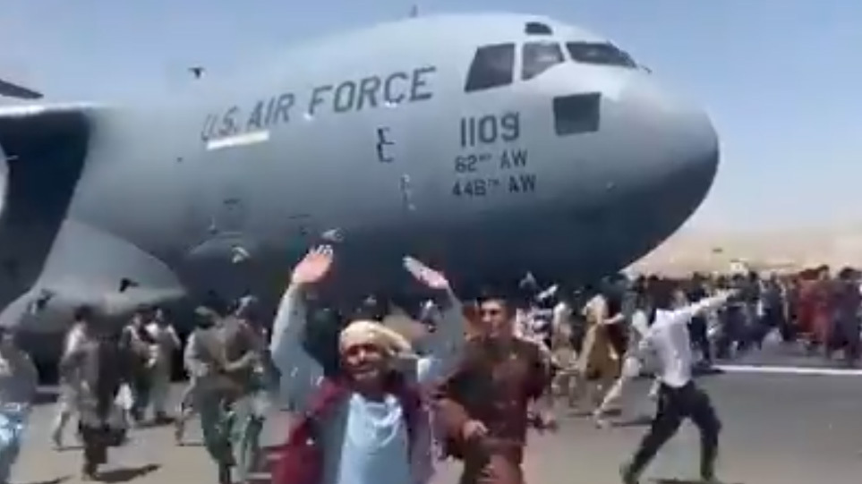 Αφγανιστάν: Σοκαριστικό βίντεο δείχνει ανθρώπους να πέφτουν από αεροπλάνο που απογειώνεται