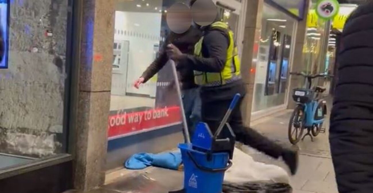 Βρετανία: Σάλος με σεκιούριτι έξω από McDonald’s - Σφουγγάριζε ρίχνοντας νερό σε σημείο που καθόταν άστεγος - Βίντεο