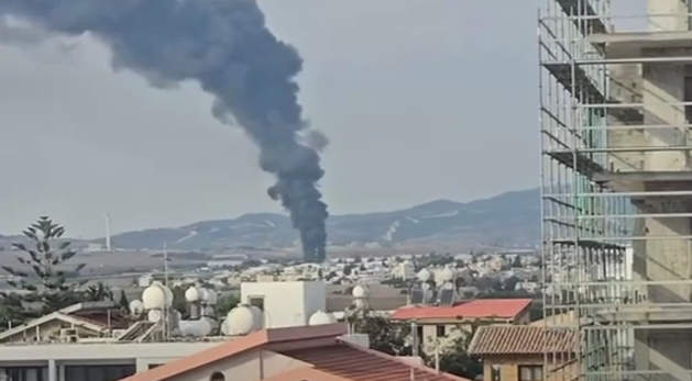 Σε εξέλιξη μεγάλη πυρκαγιά  σε εργοστάσιο στη βιομηχανική περιοχή Δρομολαξιάς - Δείτε βίντεο