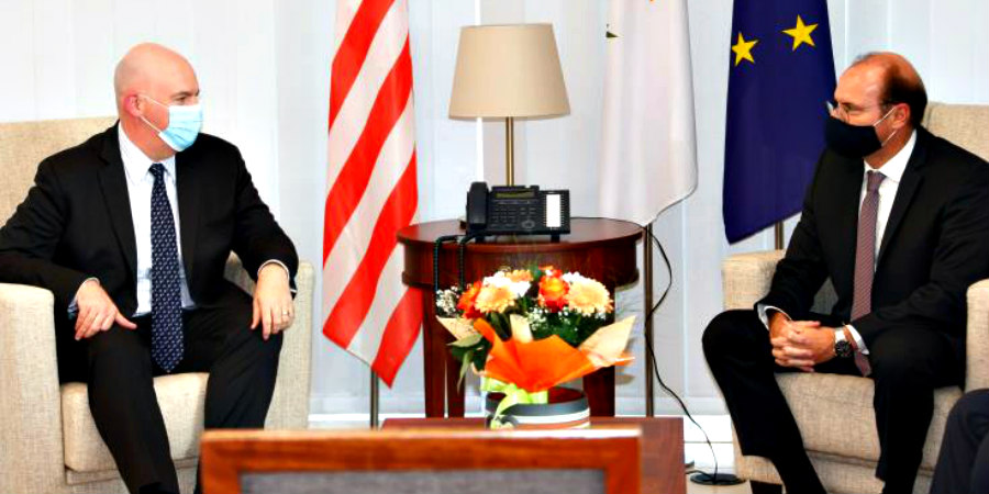 Η περαιτέρω εμβάθυνση της αμυντικής συνεργασίας Κύπρου – ΗΠΑ σε συνάντηση του ΥΠΑΜ με τον Αμερικανό βοηθό ΥΠΕΞ 