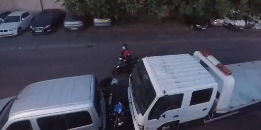 Οι πιο «άτυχοι» κλέφτες  – Γλίτωσε τελευταία στιγμή τη σύγκρουση ο οδηγός – VIDEO