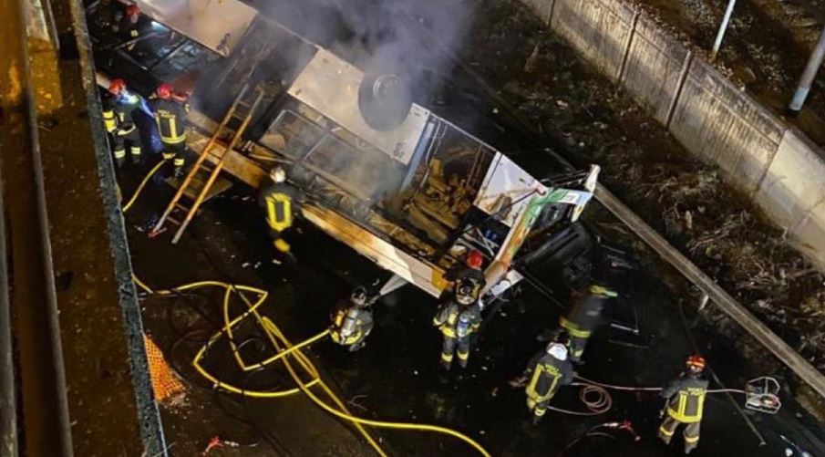 Τραγωδία στην Ιταλία: Τουλάχιστον 20 νεκροί μετά από πτώση λεωφορείου από γέφυρα έξω από τη Βενετία - Βίντεο