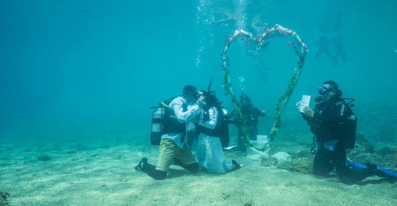 Ανάρπαστοι οι υποβρύχιοι γάμοι σε ελληνικό νησί - Όρκοι αιώνιας αγάπης και φωτογραφίες στον βυθό για το γαμήλιο άλμπουμ - Δείτε στιγμιότυπα