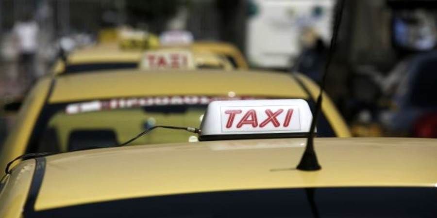 Ελλάδα - Γλύτωσε από τύχη: Οδηγός ταξί δέχτηκε σφαίρα ενώ ήταν στην εθνική οδό