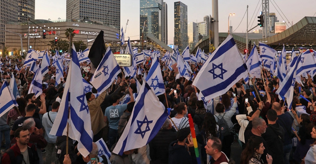 Ισραήλ: «Πάγωσε» τη δικαστική μεταρρύθμιση ο Νετανιάχου υπό τον φόβο εμφυλίου - Παραδομένη στο χάος η χώρα