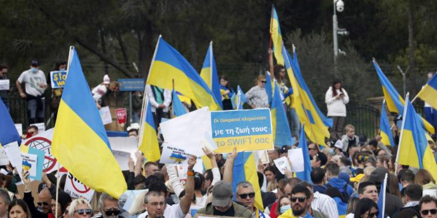 Ουκρανοί της Κύπρου έξω από το Προεδρικό - Φωνάζουν για υποστήριξη σε κυρώσεις κατά της Ρωσίας