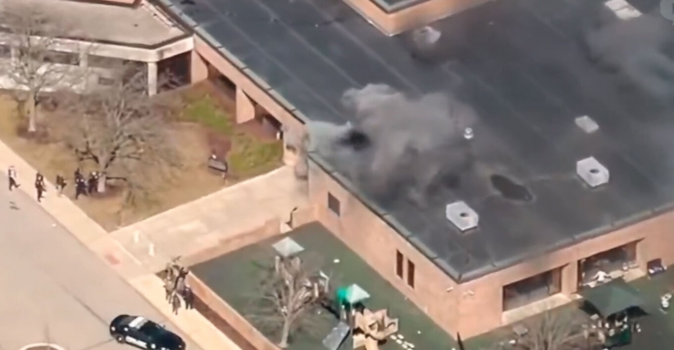 Video: Ένοπλος εισέβαλε με αυτοκίνητο σε συναγωγή στο Μίσιγκαν και άρχισε να πυροβολεί