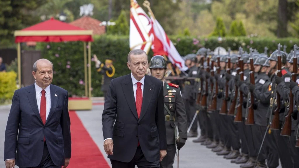 Νέα πρόκληση Ερντογάν για το νέο «προεδρικό»: «Σφραγίζουμε την παρουσία μας σε αυτά τα εδάφη»