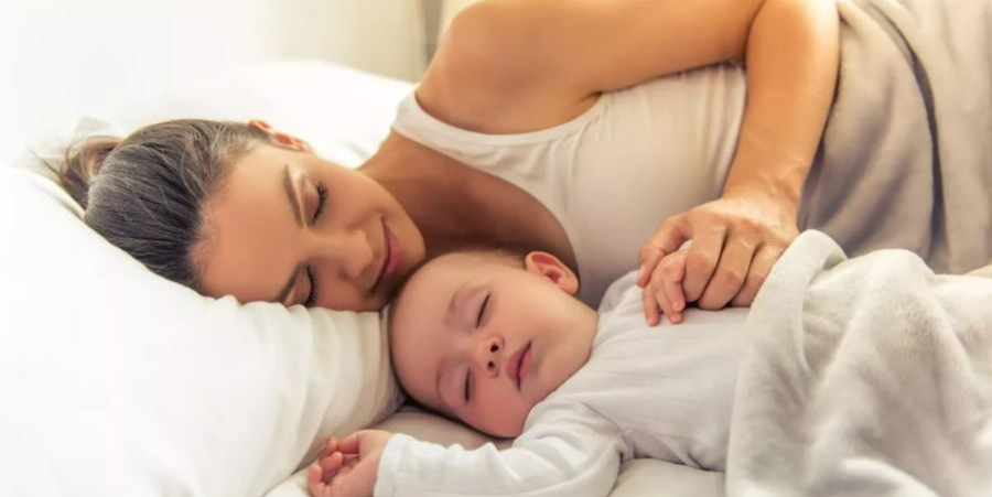«Επιτρέπεται» να κοιμάται η μαμά με το μωρό στο ίδιο κρεβάτι; - Τι πρέπει να γνωρίζεται για τον ύπνο του παιδιού