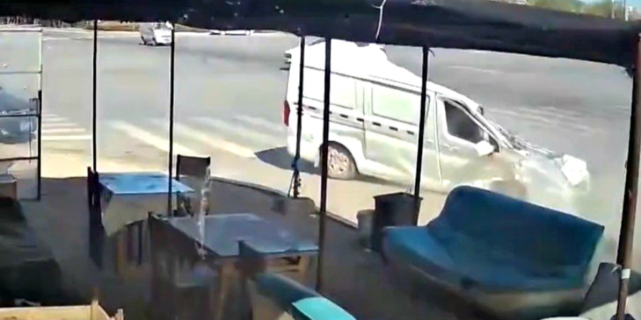 Οδηγός επέζησε από απίστευτο τροχαίο με νταλίκα που ισοπέδωσε το φορτηγάκι του -VIDEO