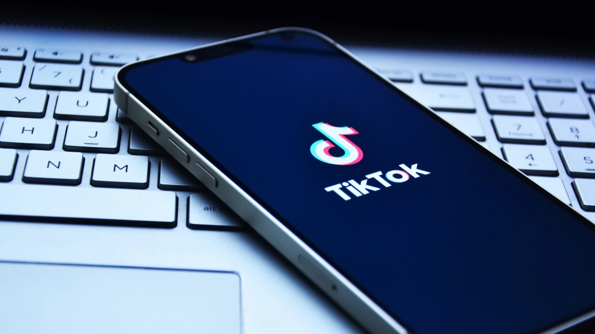 Στο στόχαστρο της Κομισιόν το TikTok για τον εθιστικό σχεδιασμό του που βλάπτει τα παιδιά