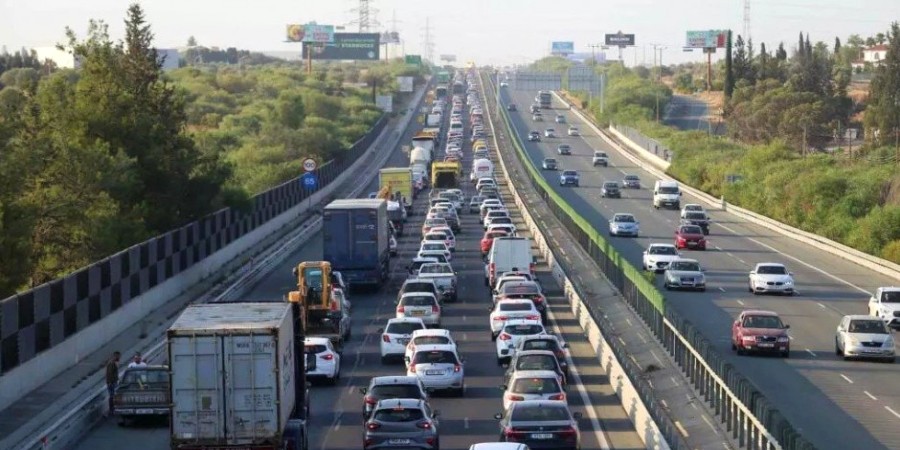 Καθημερινή ταλαιπωρία: Που έχει σήμερα κίνηση; Δες ποιοι δρόμοι «κοκκινίζουν» σε πραγματικό χρόνο