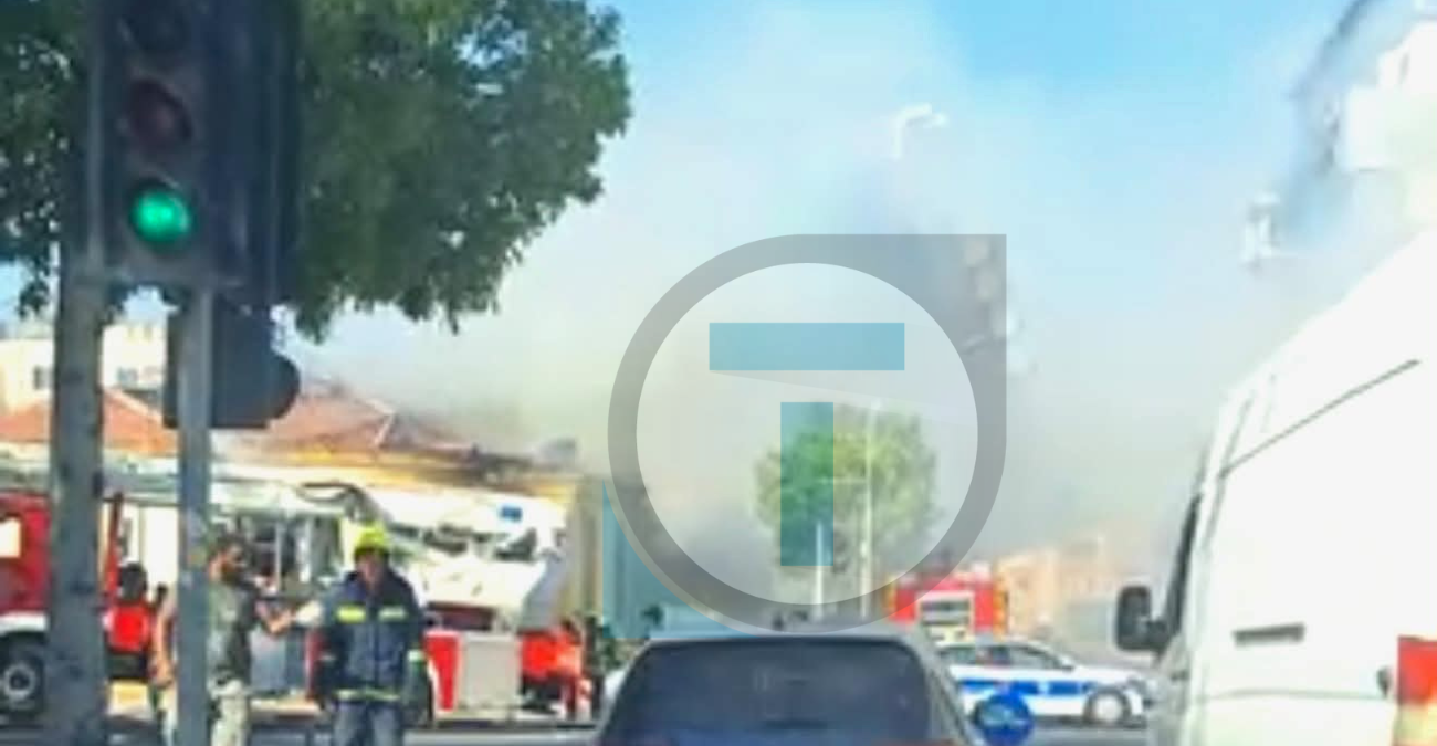 Στις φλόγες κτίριο στη Λευκωσία: Κατέρρευσε η οροφή - Μεγάλη κινητοποίηση της Πυροσβεστικής - Φωτογραφίες από το σημείο