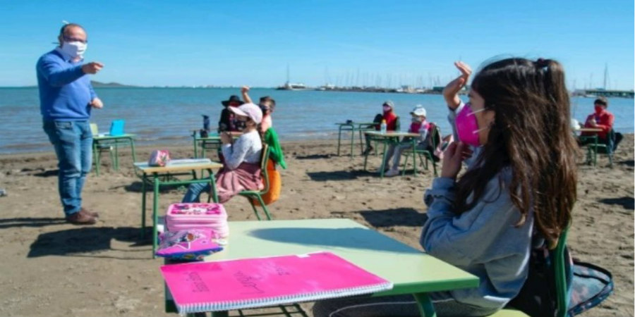 Σχολείο στην Ισπανία μετέφερε τις τάξεις στην παραλία 