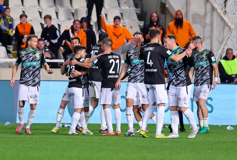 «Απέδρασε» με το διπλό από τη Λευκωσία η ΑΕΚ και συνεχίζει το κυνήγι της Ομόνοιας!