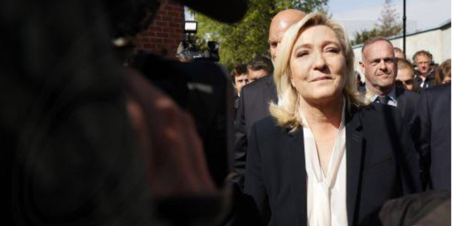 Η Μαρίν Λεπέν παραδέχεται την ήττα της στις γαλλικές εκλογές