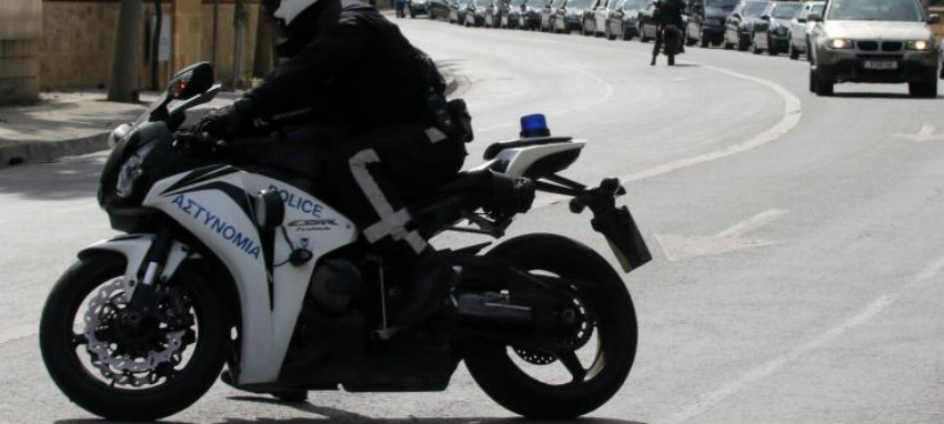 ΛΑΡΝΑΚΑ: Σοβαρό τροχαίο για μοτοσικλετιστή της Αστυνομίας- Φέρει κρανιοεγκεφαλική κάκωση